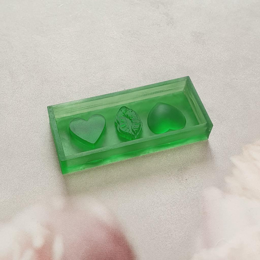 Модель для заливки силиконом Палетка мини: сердечки и губы с уже готовой основой и опалубками