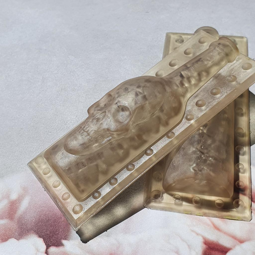 Модель для заливки силиконом "Бутылка с черепом" с уже готовой основой и разборными опалубками