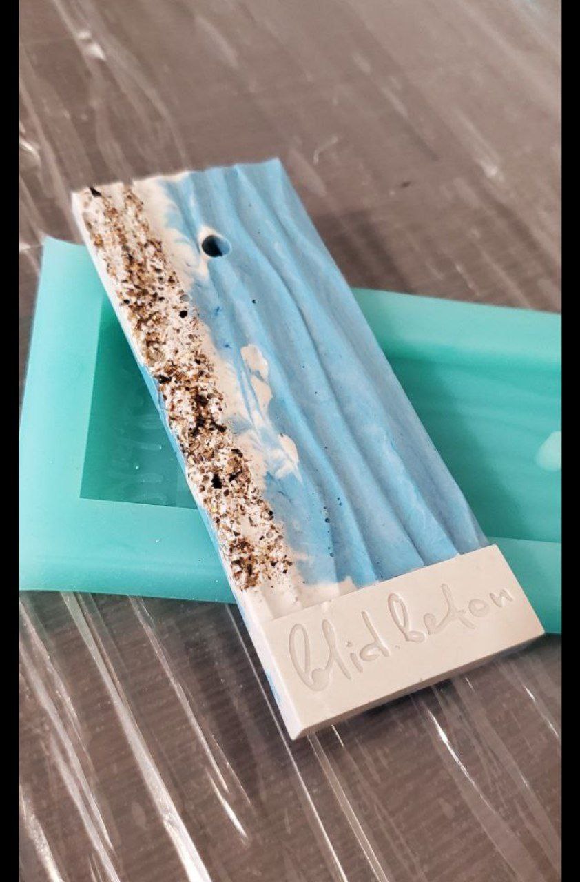 Прозрачность основы дает вам возможность следить за качеством заливки силикона