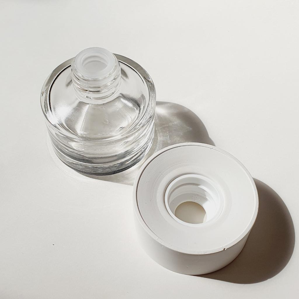 Силиконовая форма  Крышка для диффузора  с возможностью насадки на редуктор (деталь с резьбой), что не позволяет палочкам пачкать гипс / бетон.