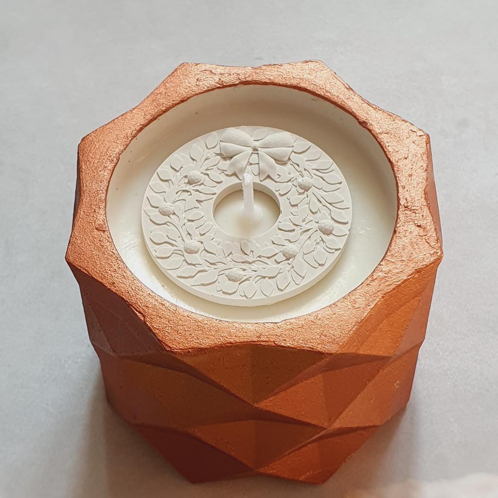 Модель для заливки силиконом 
Венок мини с уже готовой основой и разборными опалубками

Можем напеча