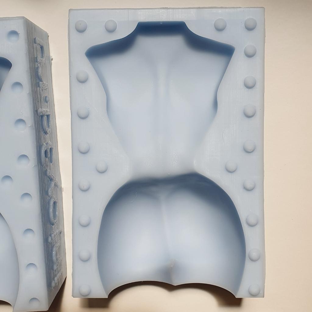 Модель для заливки силиконом Женский торс с готовой основой и разборными опалубками