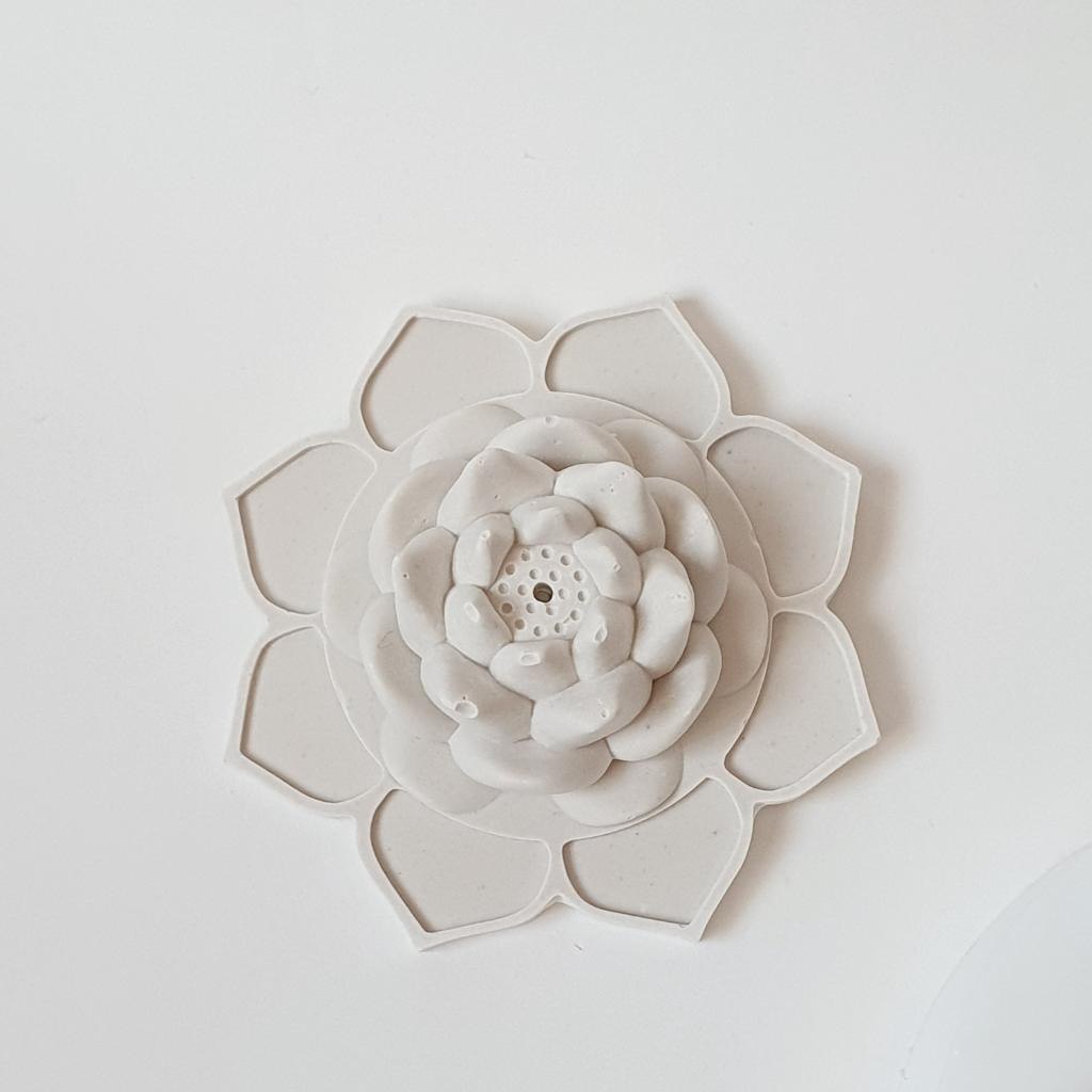 Силиконовая форма 
Лотос на подносе (держатель для благовоний)

🍀Размеры:
Диаметр 7.5 см
Высота 2.5