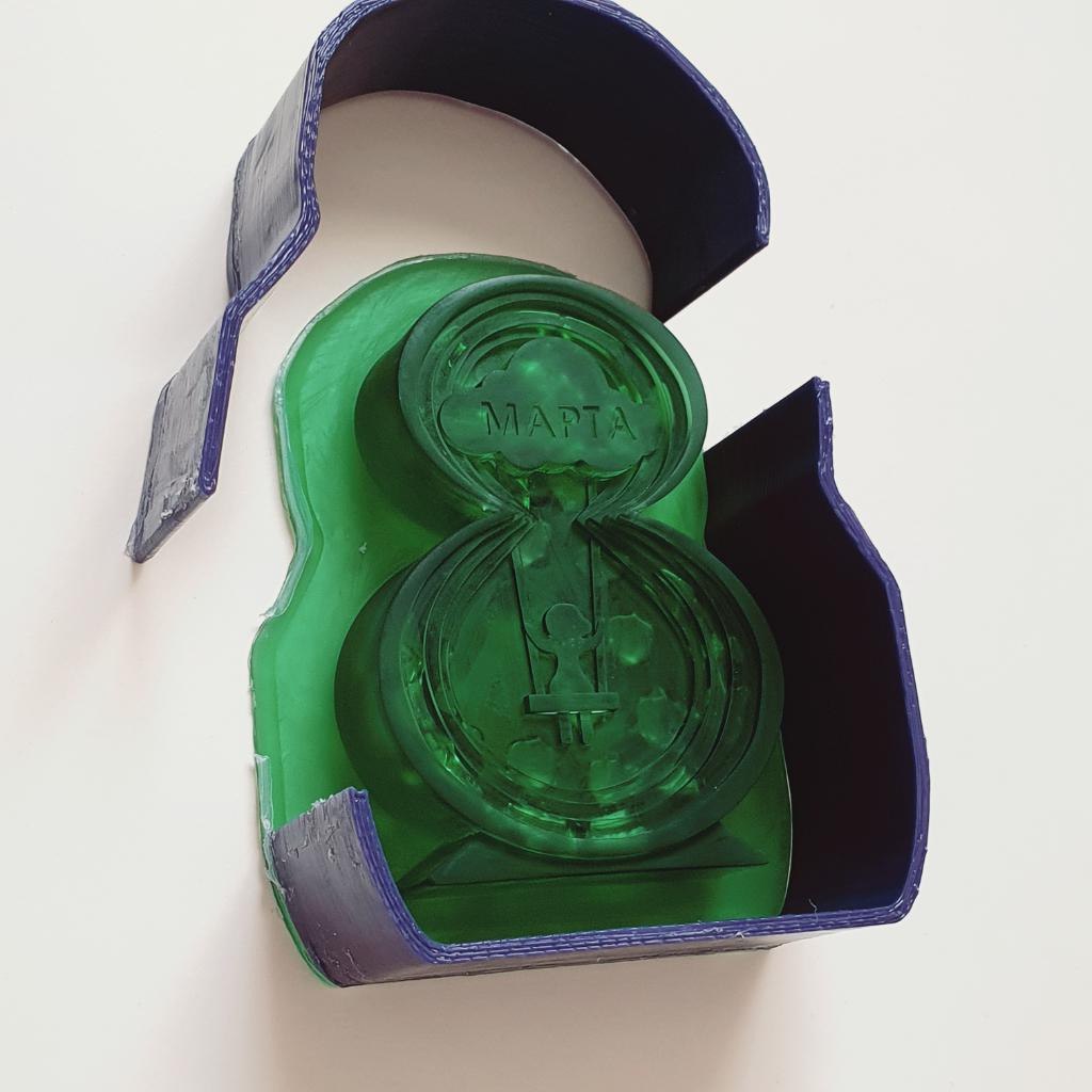 Силиконовая форма  8 марта с девочкой