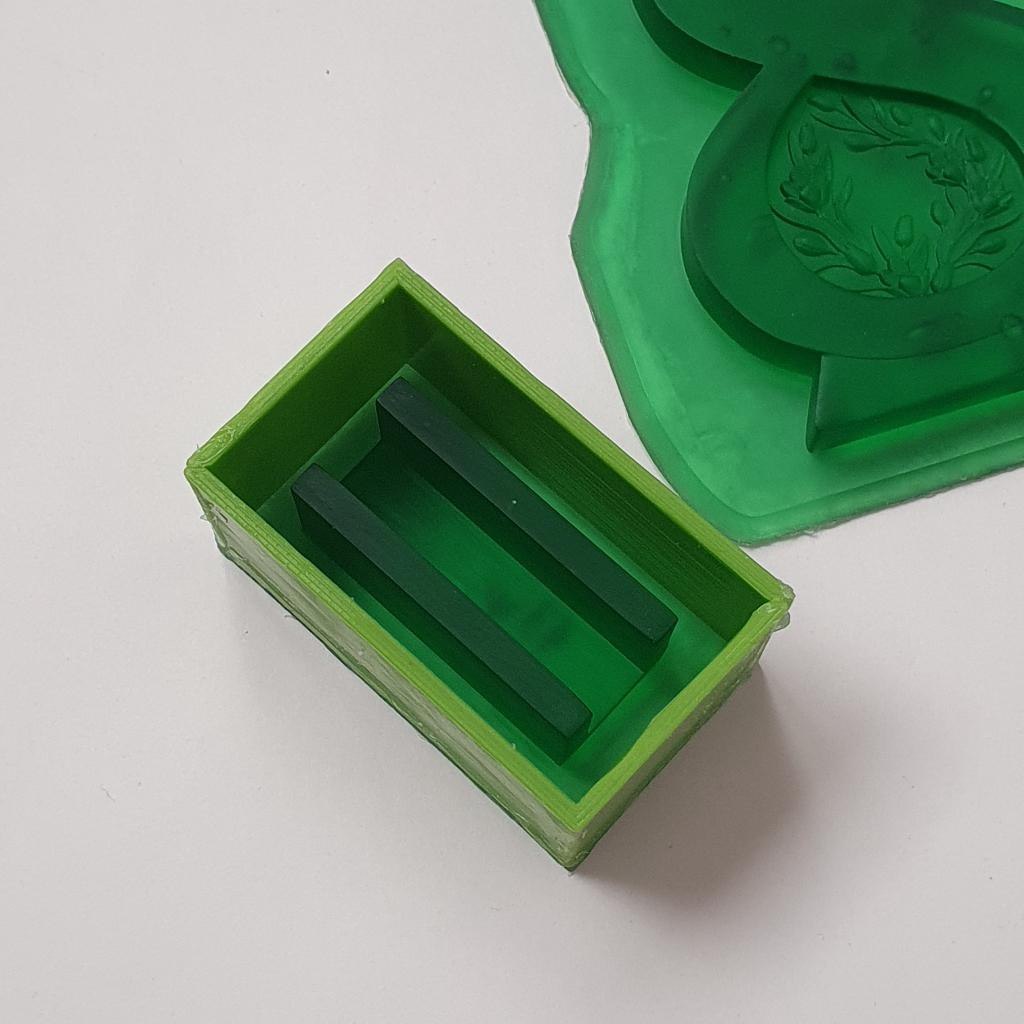 Силиконовая форма 
Саше 8 марта с тюльпанами

🍀Размеры:
8.5 см х 6 см
Высота 1 см

🍀Срок изготовле