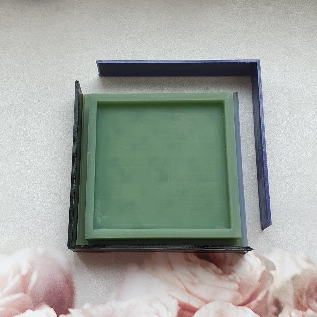 Нарисовали и напечатали модель для заливки силиконом поднос "Квадрат" размером 9.2 см х 9.2 см